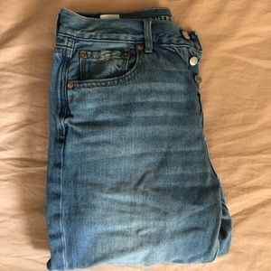 AMERICAN EAGLE LIGHT WASH MOM JEANS